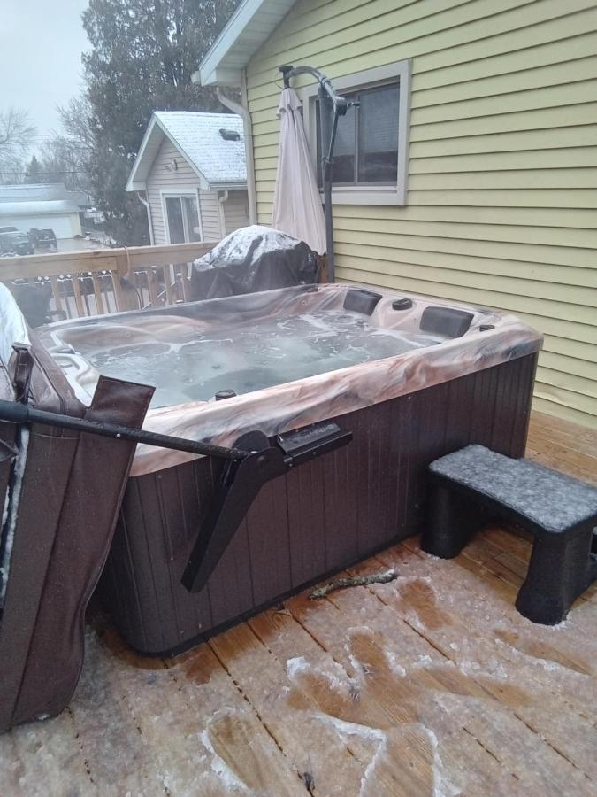兰辛Outdoor Hot Tub And Cozy King Bed公寓 外观 照片